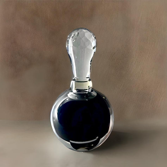 150 grammes Ballad Attar (huile de parfum) dans une bouteille française en cristal vintage.